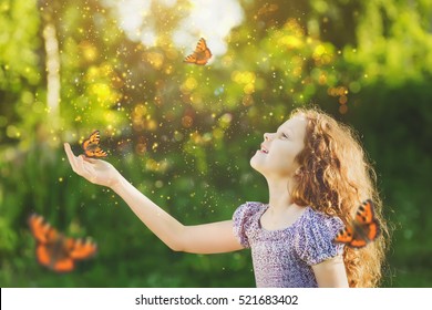Cười một đứa trẻ dễ thương với một con bướm trên mũi và bàn tay của mình. Những giấc mơ cổ tích cho cô gái công chúa. Khái niệm tuổi thơ hạnh phúc. Bộ lọc instagram tôn dáng.