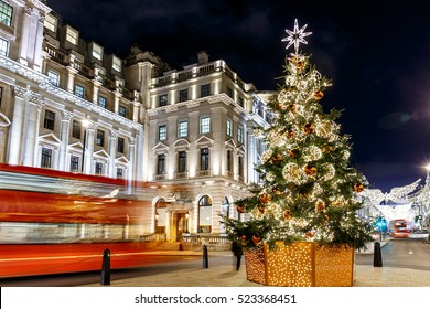 Gedecoreerde kerstboom op Waterloo place in 2016, Londen, Engeland