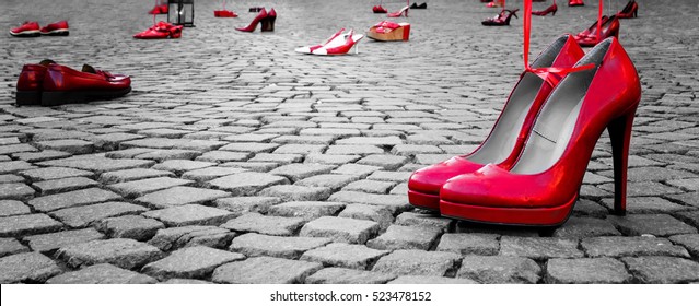 Zapatos rojos para detener la violencia contra las mujeres en una plaza de la ciudad
