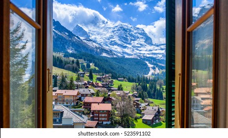 Jungfrau a través de la ventana / Wengen en Suiza