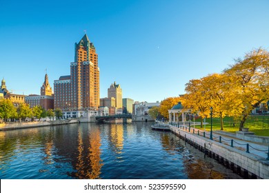 Horizonte del centro con edificios a lo largo del río Milwaukee, en Milwaukee, Wisconsin.