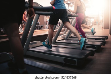Mensen lopen in machine loopband bij fitness gym club