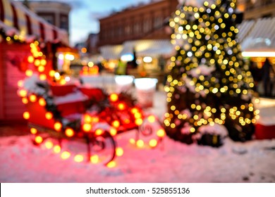 El trineo de Papá Noel y el árbol de Navidad en el fondo de luces bokeh