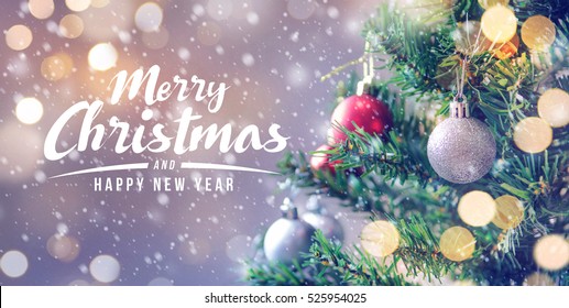 Frohe Weihnachten und ein glückliches neues Jahr-Konzept, Nahaufnahme der weißen Kugel, die von einem verzierten Baum mit Bokeh, Weihnachtsfeiertagshintergrund hängt.