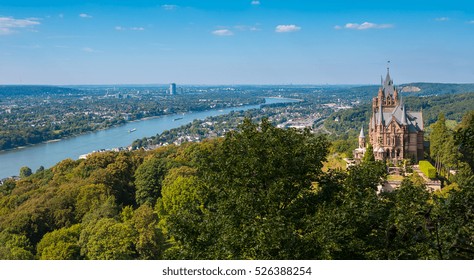 pemandangan Kastil Drachenburg dari Drachenfels di Bonn, Jerman
