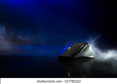 煙と濃い青のトーンのハイテク コンピューター ゲーミング マウス