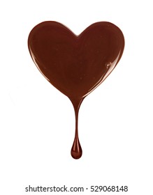 noda coklat dalam bentuk hati dengan titisan jatuh diasingkan pada latar belakang putih
