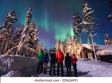 巨大な色とりどりの緑の鮮やかなオーロラ ボレアリス、オーロラ ポラリスの美しい写真は、冬のラップランドの風景、ノルウェー、スカンジナビアの夜空にオーロラとしても知られています。