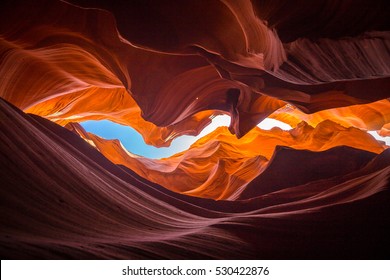 米国アリゾナ州アメリカ南西部レイク パウエルのページの歴史的な町の近くの有名なアンテロープ キャニオンの驚くべき砂岩層の美しい広角ビュー