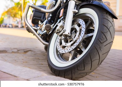 ライダーは気に入るはずです。オートバイのフォーク、タイヤ、前輪のショットのクロップ撮影。オートバイのディスク ブレーキ システム。自由と旅行のコンセプト。路上駐車のバイク。