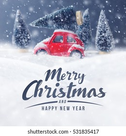Weihnachtsbaum auf rotem Autospielzeug mit Schnee, Winter, frohe Weihnachtsfeiertagsfeier und Frohes neues Jahr-Konzept, Kopienraum, Filtereffekt.