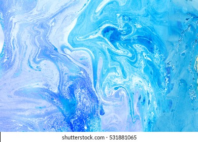 Blur marmorierende blau-violette Textur. Kreativer Hintergrund mit abstrakten, ölgemalten Wellen, handgefertigte Oberfläche. Flüssige Farbe.