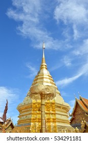 黄金の仏塔には、タイのワット プラタート ドイ ステープ古代寺院の仏灰が含まれています