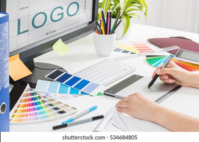 logo ontwerp merk ontwerper schets grafisch tekening creatieve creativiteit tekenen studeren werk tablet concept - stock afbeelding