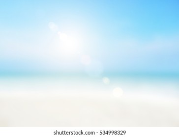 De onscherpte koele zee achtergrond op horizon tropisch zandstrand; ontspannende vakantie in de buitenlucht met een hemels uitzicht op het dek van een resort dat zonneschijn, lucht, zomerwolken en lichtblauwe golfoceaan raakt.