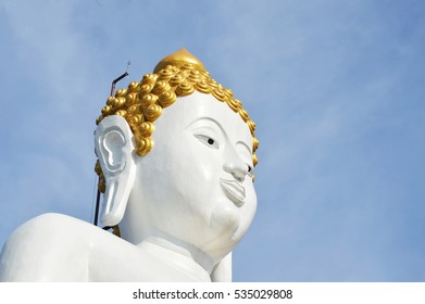 タイのワット プラタート ドイ カム古代寺院の白い仏像