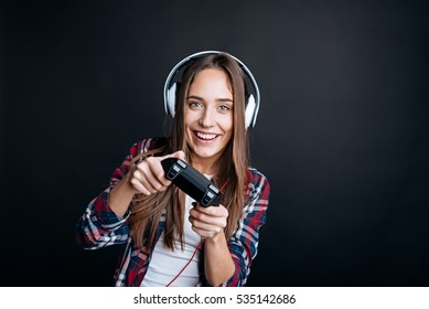 Joyufl Meedchen spillt Videospiller
