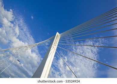 Abstraktes Detail der Millennium Bridge, modernes architektonisches Bauwerk am Fluss Moraca, Podgorica, Hauptstadt von Montenegro