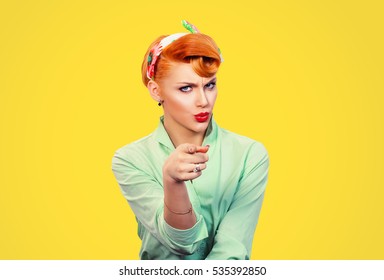 Это ты! Портрет сердитой раздраженной подколоть ретро-стиль женщины злится, указывая пальцем на вас камеру, показывая жест рукой, это вы, вы выбрали изолированные на желтом фоне стены. Отрицательные эмоции