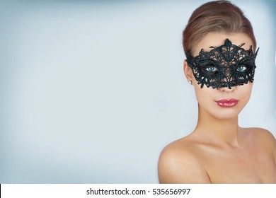 Mask.Nude.Girl.Venice máscara de carnaval Retrato femenino de primer plano. Ojos azules.
