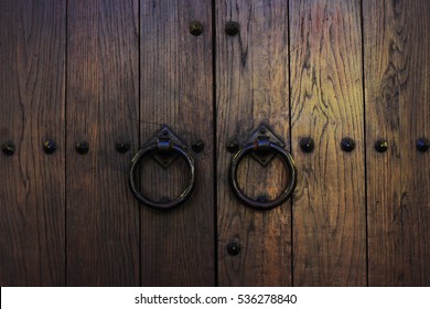 Viejas puertas de madera con anillos