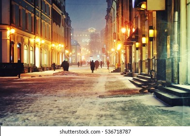Paisagem noturna mágica de ruas nevadas com luzes e tempestade de neve.Schilouette de pessoas.Ruas de Moscou no inverno