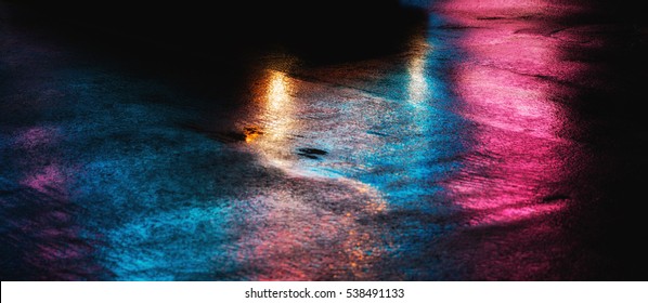 Fondo urbano abstracto. Luces y sombras de la ciudad de Nueva York. Calles de Nueva York después de la lluvia con reflejos en el asfalto húmedo.