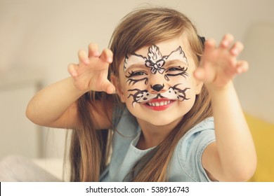 Portret van grappig meisje met schminken op onscherpe achtergrond