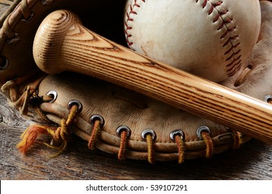 古い使用済みの野球、野球のバット、野球のグローブのクローズ アップ イメージ。