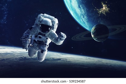 宇宙遊泳中の宇宙飛行士。宇宙芸術、サイエンス フィクションの壁紙。深宇宙の美。宇宙の数十億の銀河. NASA から提供されたこの画像の要素