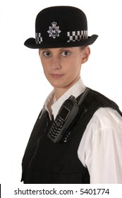 Poliziotta britannica in uniforme che guarda in avanti isolata su bianco