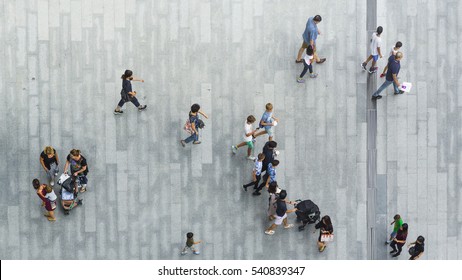la gente camina por la calle peatonal con el joven adolescente y el grupo de familia con un niño pequeño. (Foto aérea urbana de la ciudad)