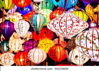色とりどりの提灯がホイアン エンシェント タウン - ユネスコの世界遺産の古い通りに光を広げます。ベトナム。