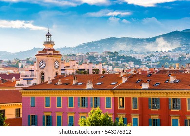 Klokkentoren in de oude binnenstad van Port Lympia, Nice Frankrijk