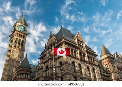 カナダのトロントにある旧市庁舎の前には、カナダ国旗がはためいています。