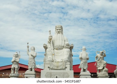 Estátuas de deuses chineses em templo chinês, Perak, Malásia, com fundo de céu azul