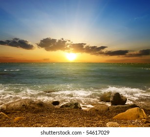 puesta de sol sobre un fondo un mar