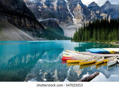 カナダのバンフ国立公園にある美しいモレーン湖