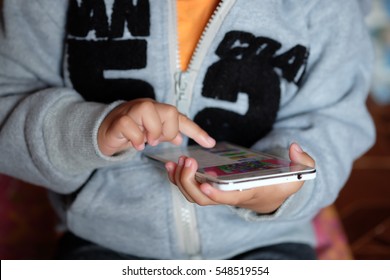 Kind, das mobiles Smartphone spielt