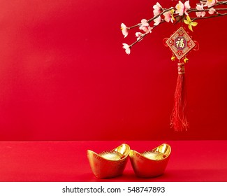 Trang trí năm mới của Trung Quốc trên nền đỏ Hoa may mắn và cục vàng.