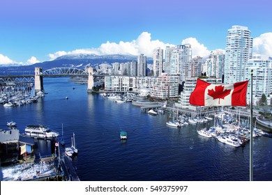 Bandera canadiense frente a la vista de False Creek y el puente de la calle Burrard en Vancouver, Canadá.