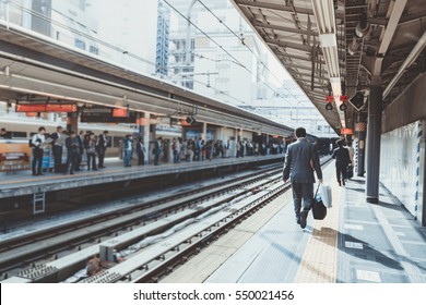 empresario llegando a la estación de tren en la luz del sol de la mañana y yendo a trabajar a la ciudad. enfoque selectivo, foto de época y estilo cinematográfico.