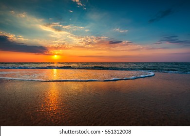 Prachtig wolkenlandschap boven de zee, zonsopgangschot