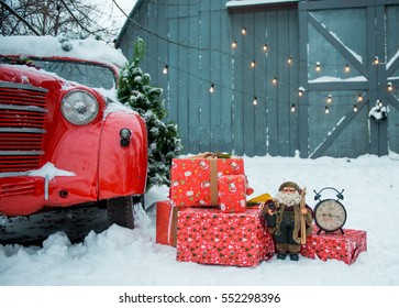 jam retro dan kotak hadiah merah di hari musim dingin di luar ruangan