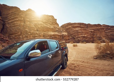 Poliertes großes dunkles Auto in der Wüste von Arabien