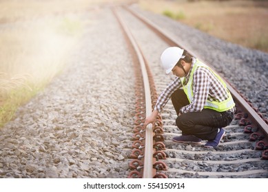 Eisenbahner überprüfen Eisenbahnen