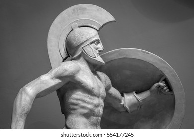 Hoofd in helm Griekse oude sculptuur van krijger.