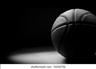 Bola Basket Hitam & Putih
