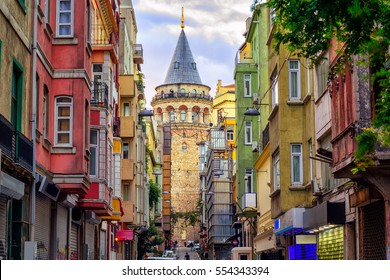 Galata-Turm und die Straße in der Altstadt von Istanbul, Türkei