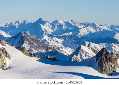 スキー リゾート シャモニー モンブラン。山はアルプスと欧州連合で最も高いです。エギーユ デュ ミディから見た美しいフランス、イタリア、スイス アルプスのアルプス山脈の風景